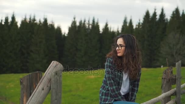 Menina em um fundo de uma floresta montesa — Vídeo de Stock