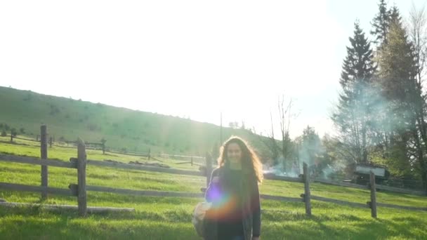 Flickan går i dalen i solstrålarna — Stockvideo