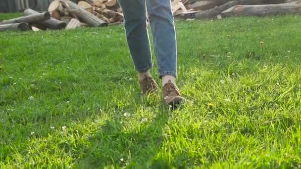 Girl walking on the green grass close-up — Stock Video