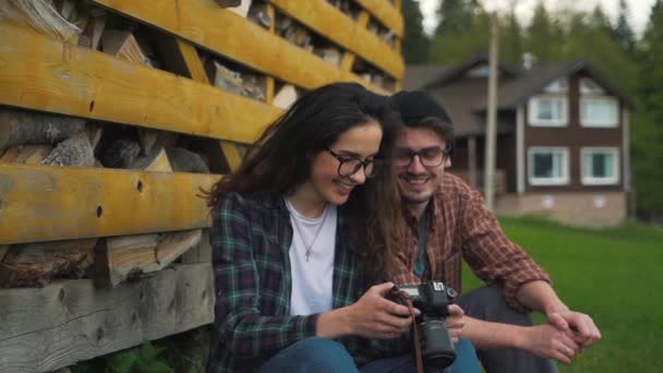 Casal assistindo fotos no campo — Vídeo de Stock