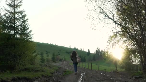 Девушка с рюкзаком ходит по оттепели — стоковое видео