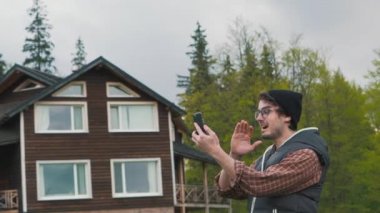 Adam bir video konferans kırsal kesimde vardır.