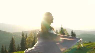 Dağlar arka plan üzerinde dans kızı