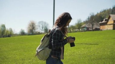 Kız turist fotoğraf kırsal kesimde alır.