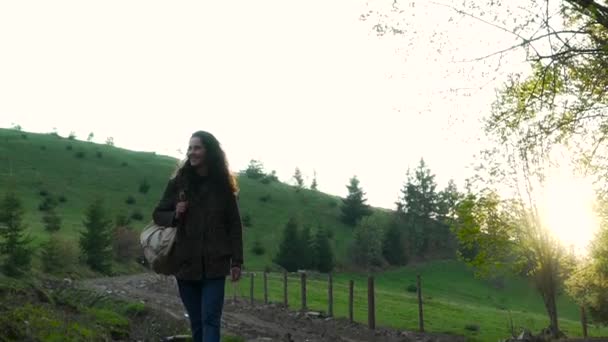 Menina andando no degelo da montanha — Vídeo de Stock