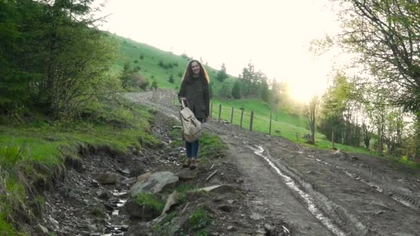 Fille avec sac à dos sur la colline — Video