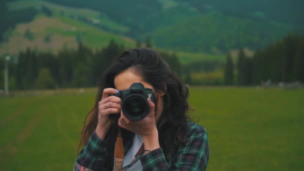 Mädchen macht Foto im Freien — Stockvideo