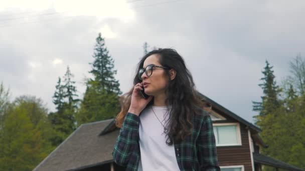 Дівчина розмовляє телефоном у сільській місцевості — стокове відео