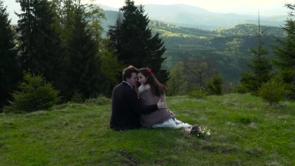 Couple est câlin sur les montagnes et le fond de la forêt — Video