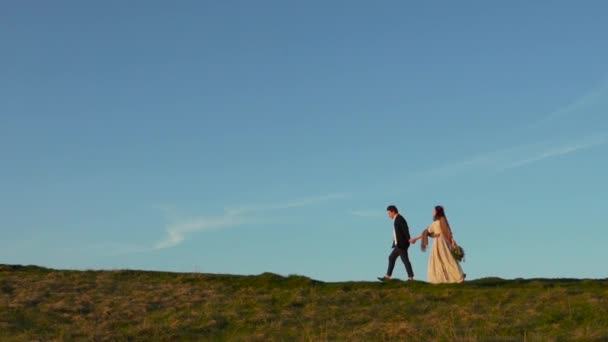 Paar wandelen op de heuvel in het zonnige dag — Stockvideo