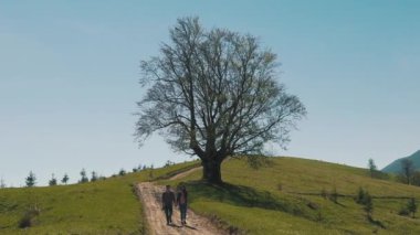 Sırt çantaları ile çift tepe tırmanıyor