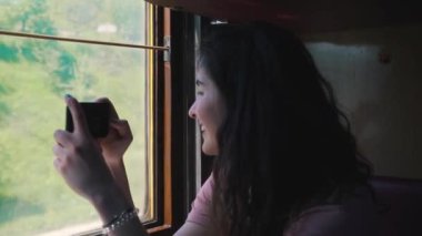 Kız bir fotoğraf trenden alıyor