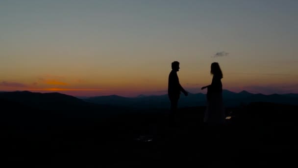 Silhouette eines Paares vor dem Hintergrund der Berge