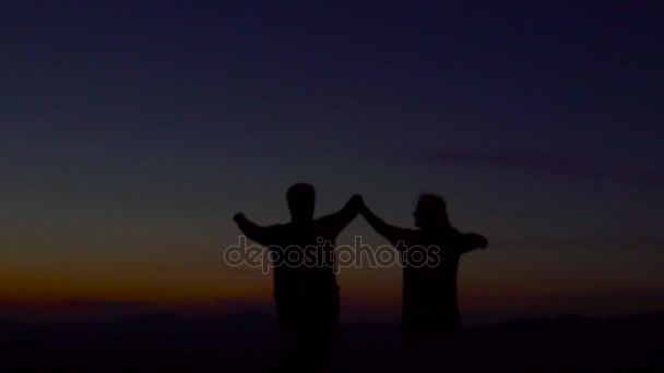 Silhouette di coppia sullo sfondo delle montagne — Video Stock