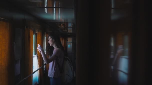 Meisje is het nemen van een foto van de trein — Stockvideo