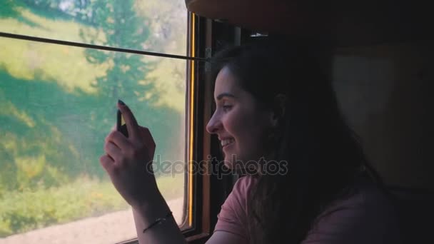 Menina está tirando uma foto do trem — Vídeo de Stock
