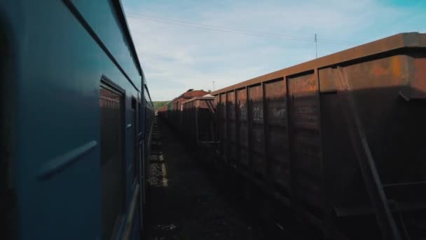 Uitzicht vanaf het trein-venster naar de tegemoetkomende trein — Stockvideo