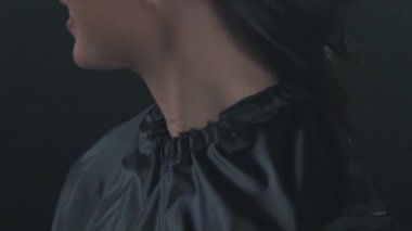 Saç hareketli bir sabahlığı bir kız