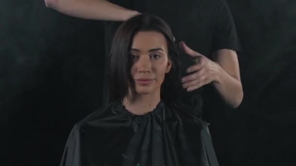 Menina corte de cabelo no salão de beleza — Vídeo de Stock