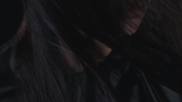 女の子の髪をお辞儀をクローズ アップ — ストック動画