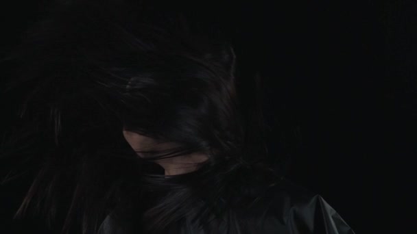 En flicka i en peignoir skaka hår — Stockvideo