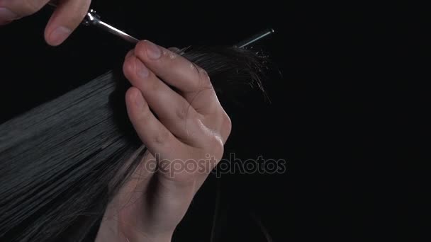 Le coiffeur coupe les pointes des cheveux — Video