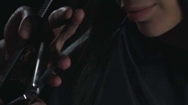 Coupe de cheveux avec ciseaux gros plan — Video