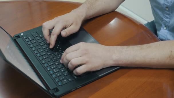 Man types op laptop close-up — Stockvideo