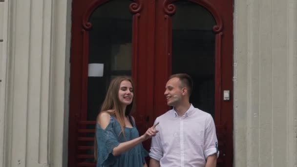 女の子のバーストのシャボン玉を持つ男 — ストック動画