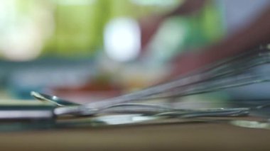 Adam bir kahvaltı yemek