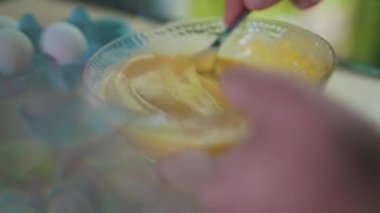 Adam omlet yapıyor