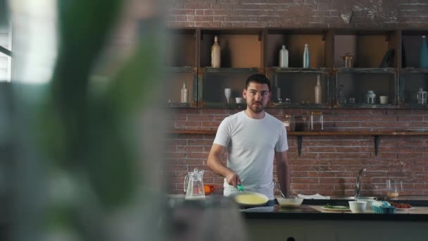 De man is koken pannenkoeken — Stockvideo