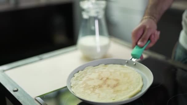 Crêpe dans une poêle — Video