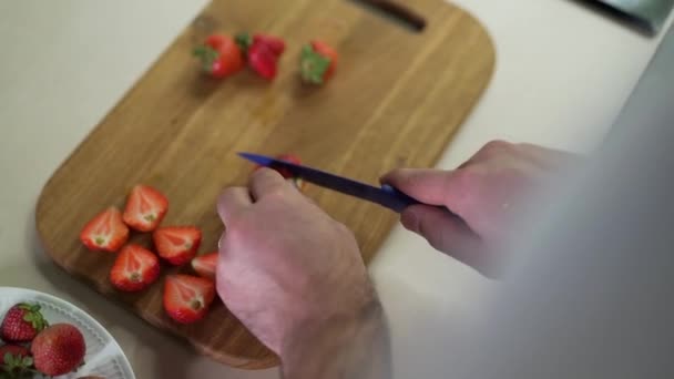 Člověk řeže jahody clsoe — Stock video