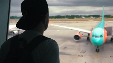 Havaalanı terminal penceresinde, duran adam