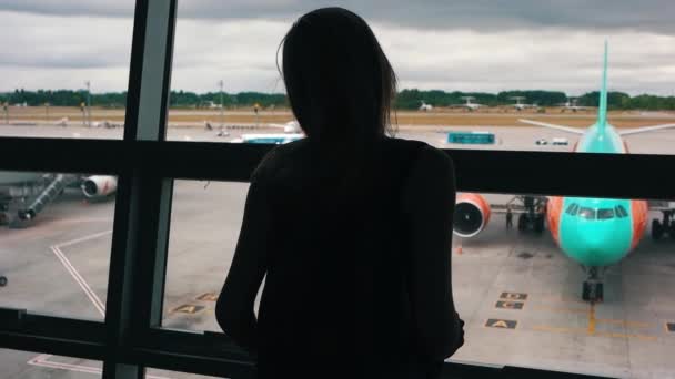 Flickan i flygplatsterminalen — Stockvideo