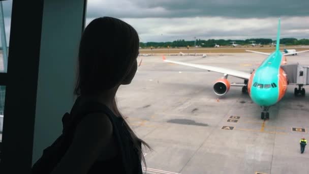 Das Mädchen steht im Flughafenterminal — Stockvideo