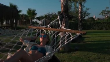 bir hamakta mayo kız yatıyor