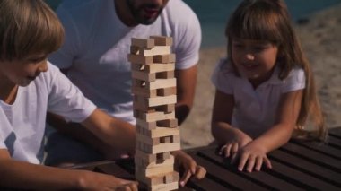 Mutlu aile jenga oyunu oynar