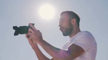 gülümseyen bir adam bir fotoğrafı çeker