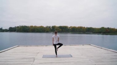 iskelede Yoga uygulamak kız