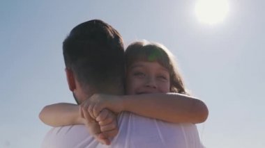 Babam mutlu kızı hugs