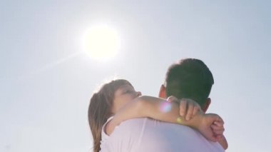 Baba ve kızı sarılıyorlar.