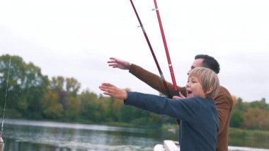 Baba ve oğlu bir balık yakaladı