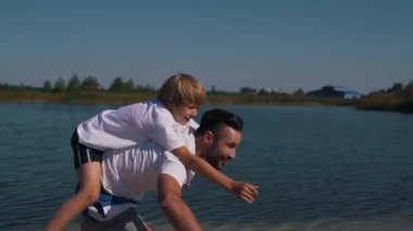 Mutlu bir aile var eğlenceli nehir kenarında