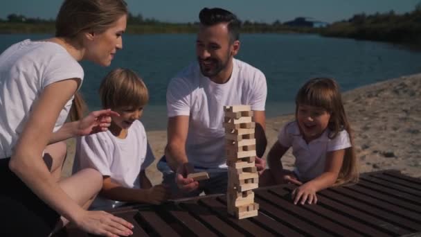 Família positiva jogar jenga jogo — Vídeo de Stock