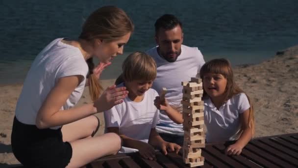 Família positiva jogar jenga jogo — Vídeo de Stock