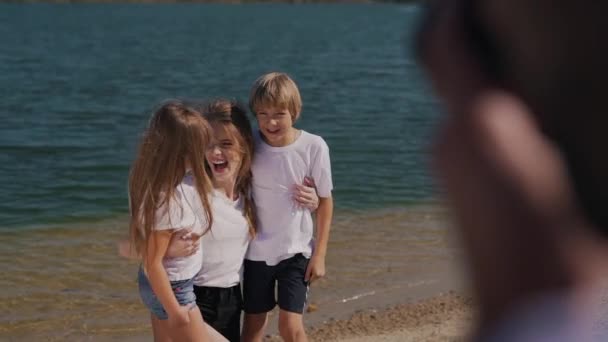 Un hombre toma fotos de su familia feliz — Vídeos de Stock