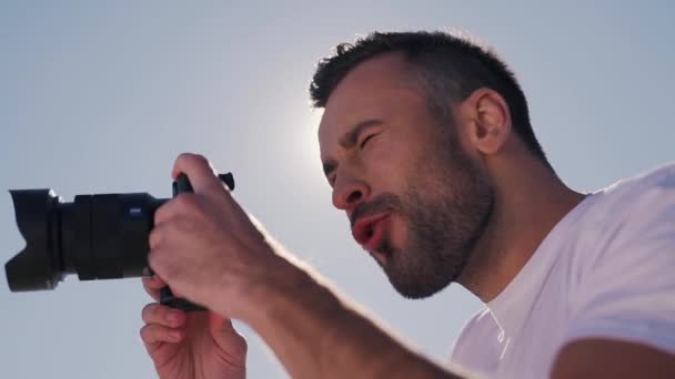 Um homem com barba tira uma foto — Vídeo de Stock