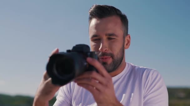 Un hombre positivo toma una foto — Vídeos de Stock